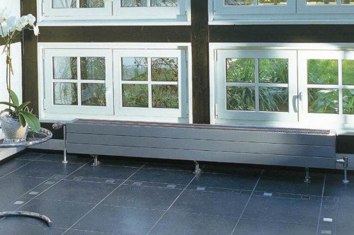 РАДИАТОР НА НОЖКАХ ZEHNDER STRATOS ПАНЕЛЬНЫЙ